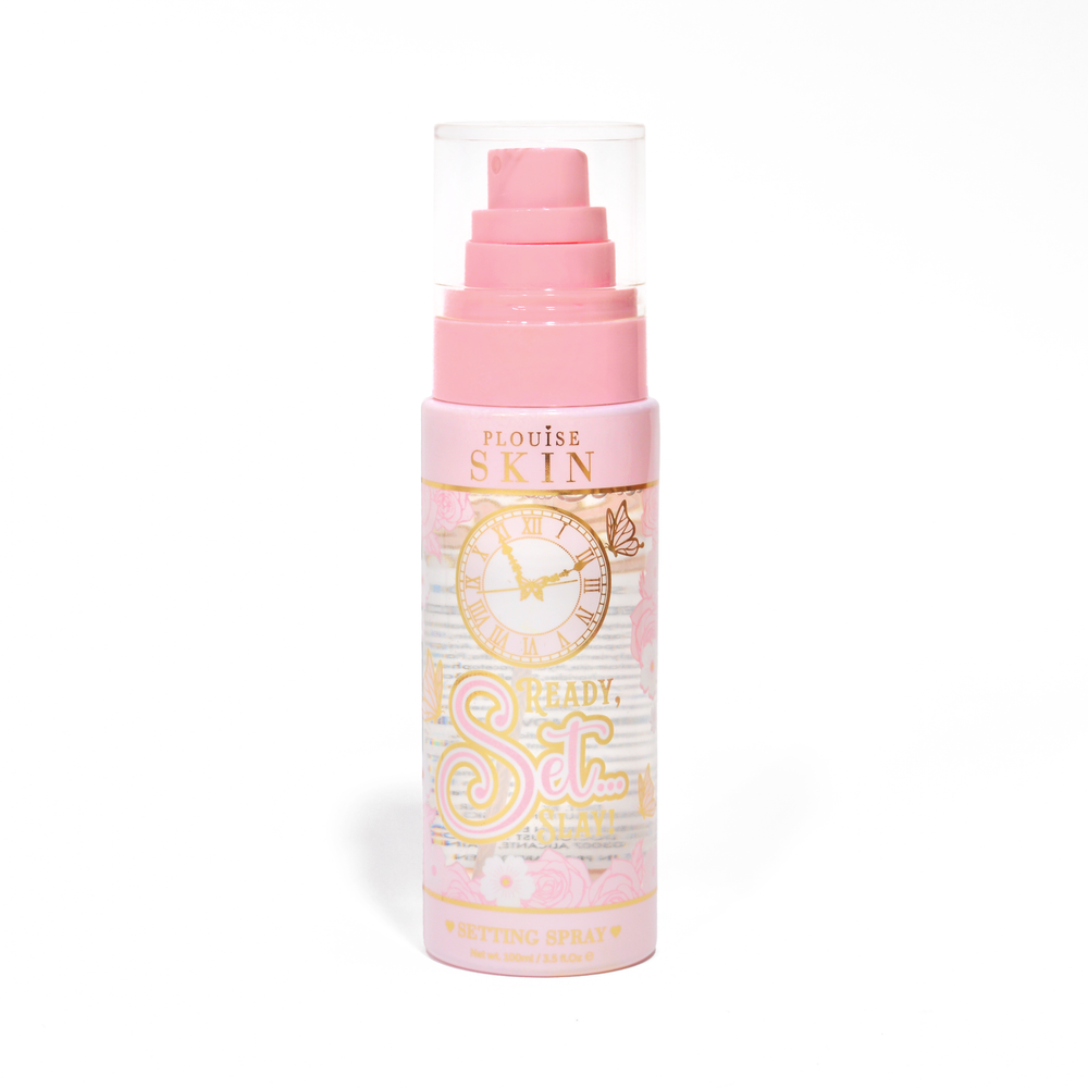 Una bottiglia rosa di P. Louise Ready Set Slay Spray fissante a lunga durata su sfondo bianco