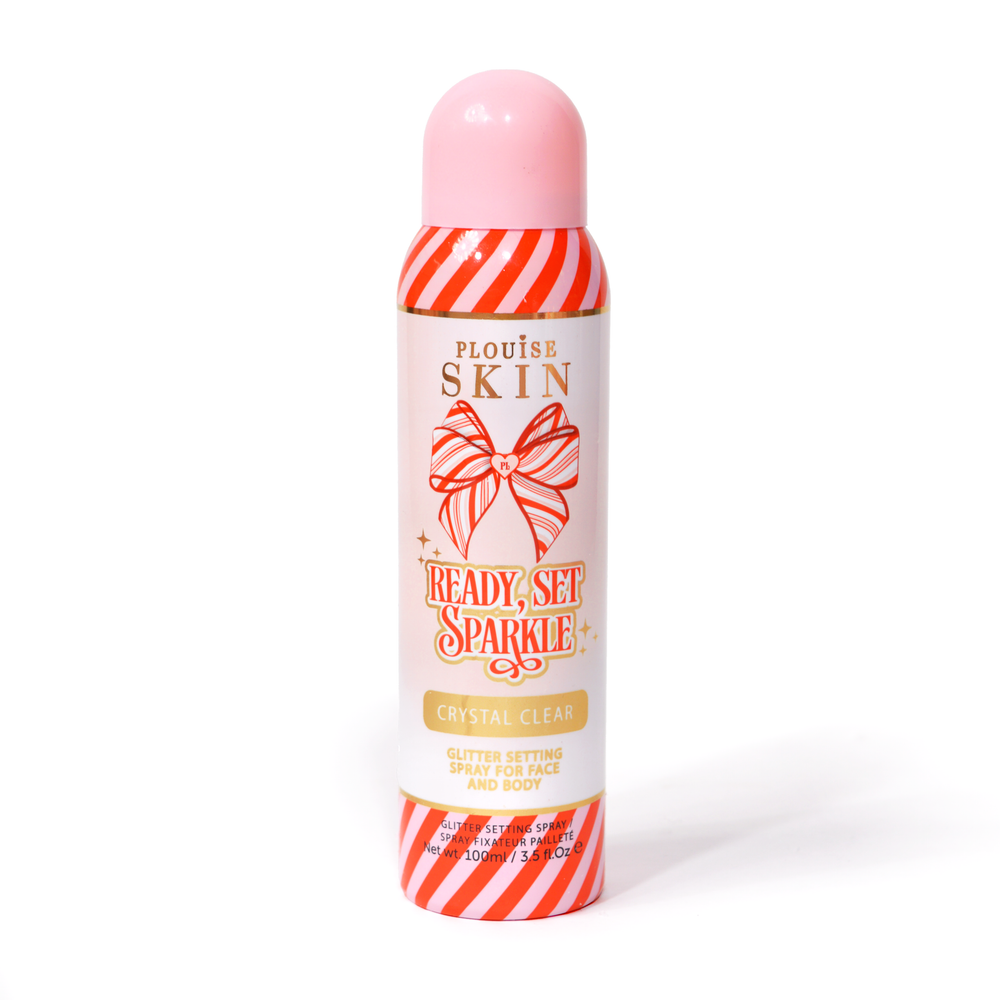 Una bottiglia di P. Louise Ready Set Sparkle Christmas Glitter Spray fissante con strisce rosse e rosa sulla bottiglia e un fiocco a strisce rosse e rosa su sfondo bianco