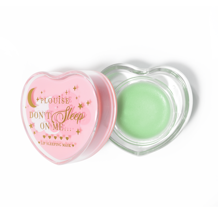 Maschera per dormire con labbra rosa a forma di cuore con coperchio aperto su sfondo bianco