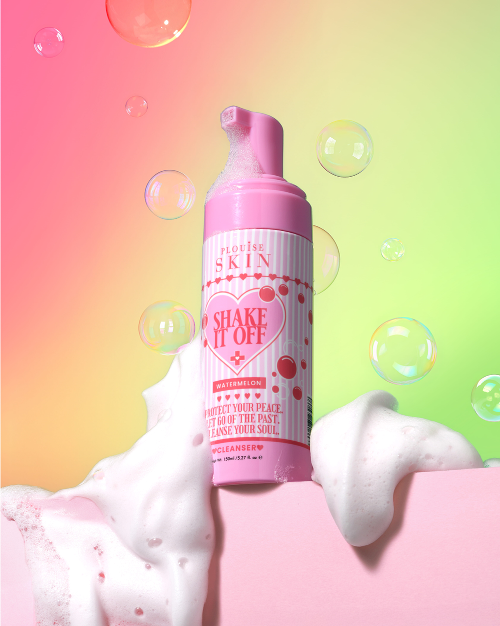 Bottiglia schiumosa rosa di P.Louise Shake It Off Face Cleanserv con disegno a cuore su uno sfondo colorato con bollicine