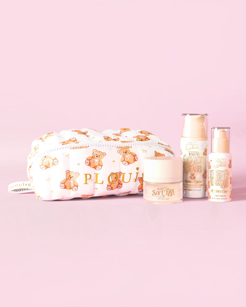 Un'immagine del kit iniziale per la cura della pelle Softest Touch di P.Louise con una grande borsa per la cura della pelle e il trucco con stampa di un orsacchiotto e 3 prodotti per la cura della pelle su uno sfondo rosa