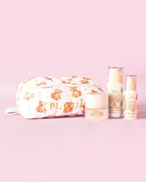 Un'immagine del kit iniziale per la cura della pelle Softest Touch di P.Louise con una grande borsa per la cura della pelle e il trucco con stampa di un orsacchiotto e 3 prodotti per la cura della pelle su uno sfondo rosa