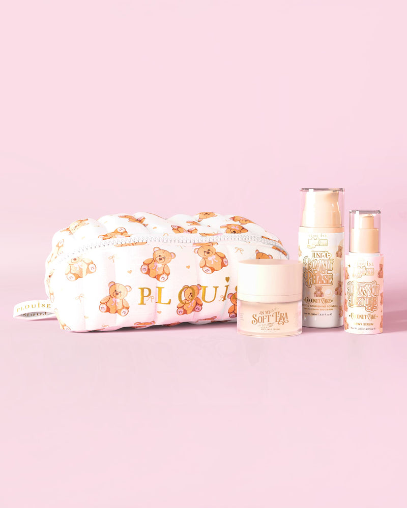 Un'immagine del kit iniziale per la cura della pelle Softest Touch di P.Louise con una grande borsa per la cura della pelle e il trucco con stampa di un orsacchiotto e 3 prodotti per la cura della pelle su uno sfondo rosa