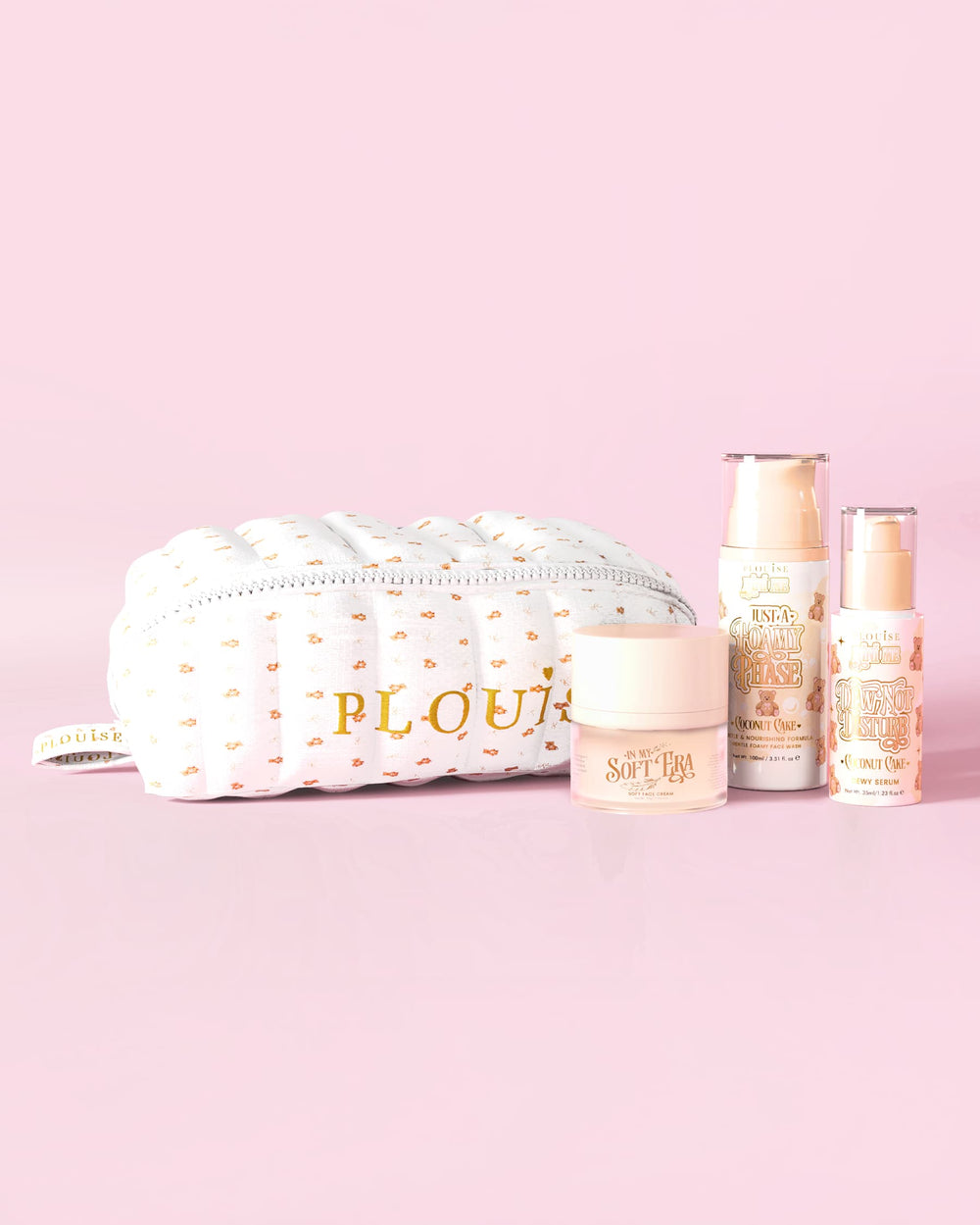 Un'immagine del kit iniziale per la cura della pelle The Softest Touch di P.Louise con piccoli trucchi a forma di orsetto e una borsa per la cura della pelle contenente 3 prodotti per la cura della pelle su uno sfondo rosa