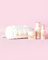 Un'immagine del kit iniziale per la cura della pelle The Softest Touch di P.Louise con piccoli trucchi a forma di orsetto e una borsa per la cura della pelle contenente 3 prodotti per la cura della pelle su uno sfondo rosa