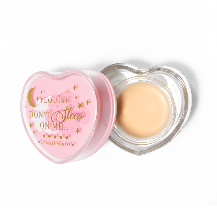 Maschera per dormire con labbra rosa a forma di cuore con coperchio aperto su sfondo bianco