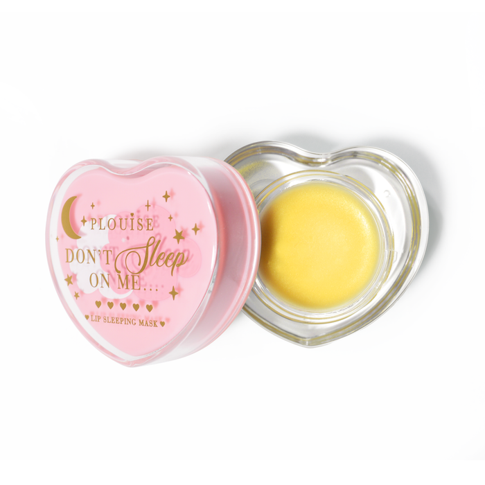 Maschera per dormire con labbra rosa a forma di cuore con coperchio aperto su sfondo bianco