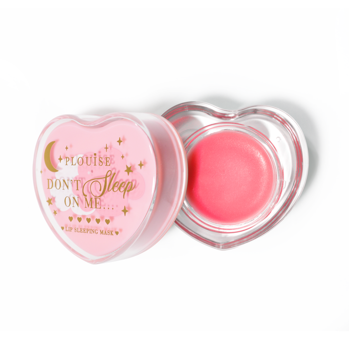 Maschera per dormire con labbra rosa a forma di cuore con coperchio aperto su sfondo bianco