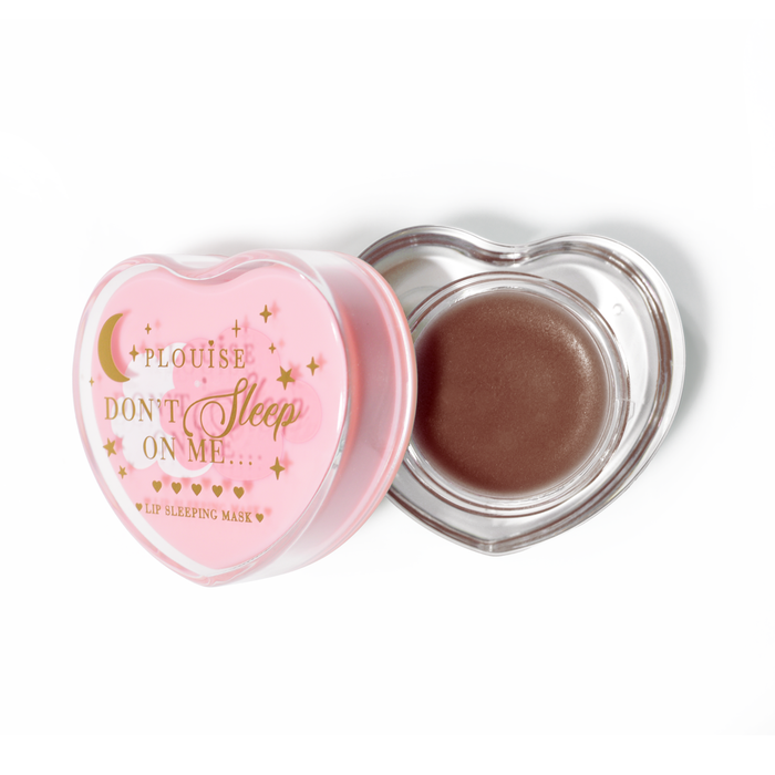 Maschera per dormire con labbra rosa a forma di cuore con coperchio aperto su sfondo bianco